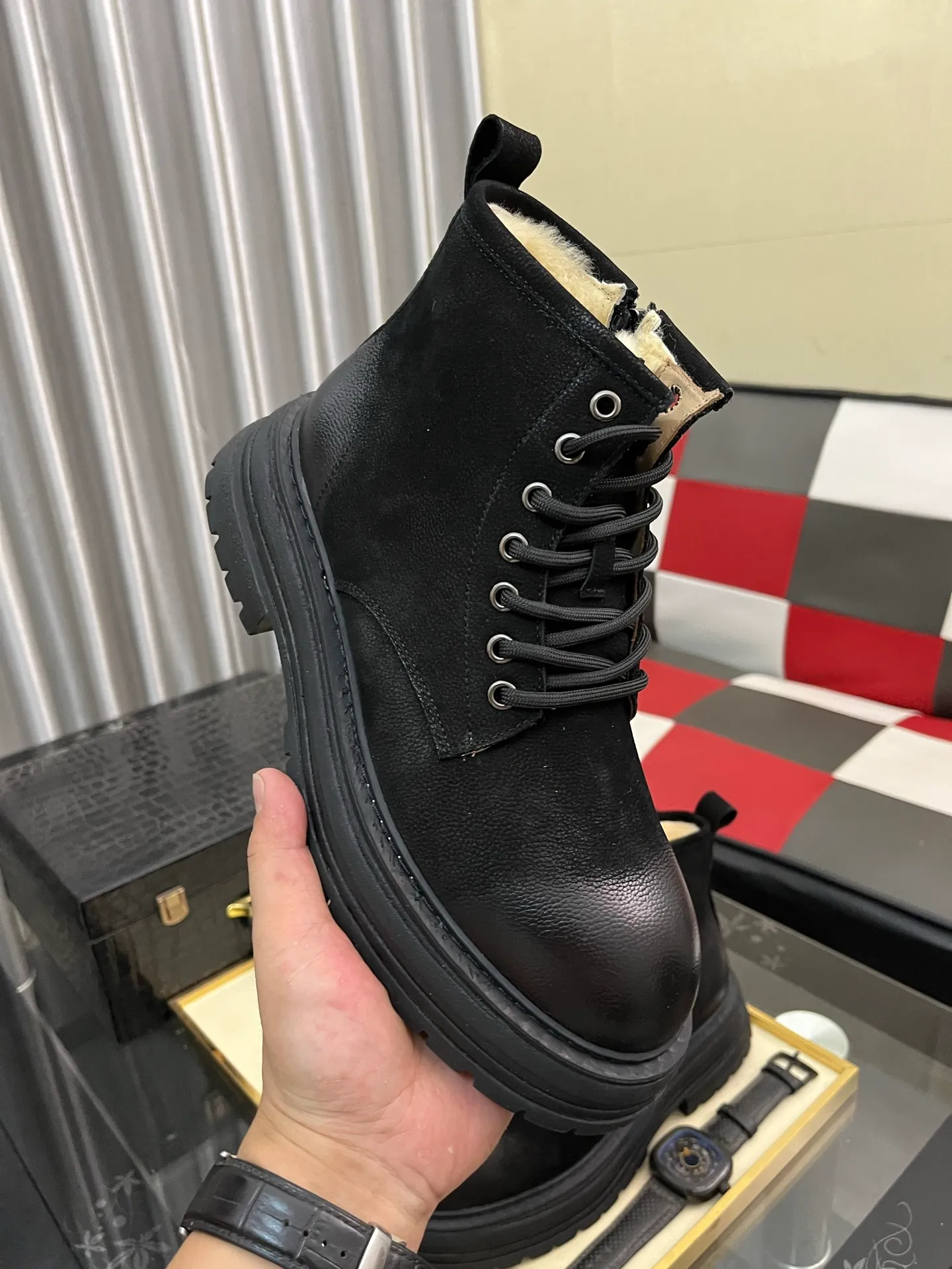 Men's Men's Shoes 💰660⌚️⌚️New UGG fur-integrated men's simple and fashionable snow shoes. The most worth buying at the end of this year are warm casual shoes. Whether you are out and about at home, their comfortable and warm performance will be your most suitable fashion companion! The material is cowhide upper and imported wool is used inside. Two layers of cowhide for warmth and comfort! The eva+ rubber patch outsole is cushioned, wear-resistant, and has good elasticity. It is light and wear-resistant, comfortable and soft, and the new simple cut is more fashionable. It has both practicality and fashion sense, so you no longer have to worry about how to match it in winter, while still maintaining fashionable taste. High-quality genuine wool produced in Dongguan. The material depends on the details! Size: 38-39-40-41-42-43-44-45